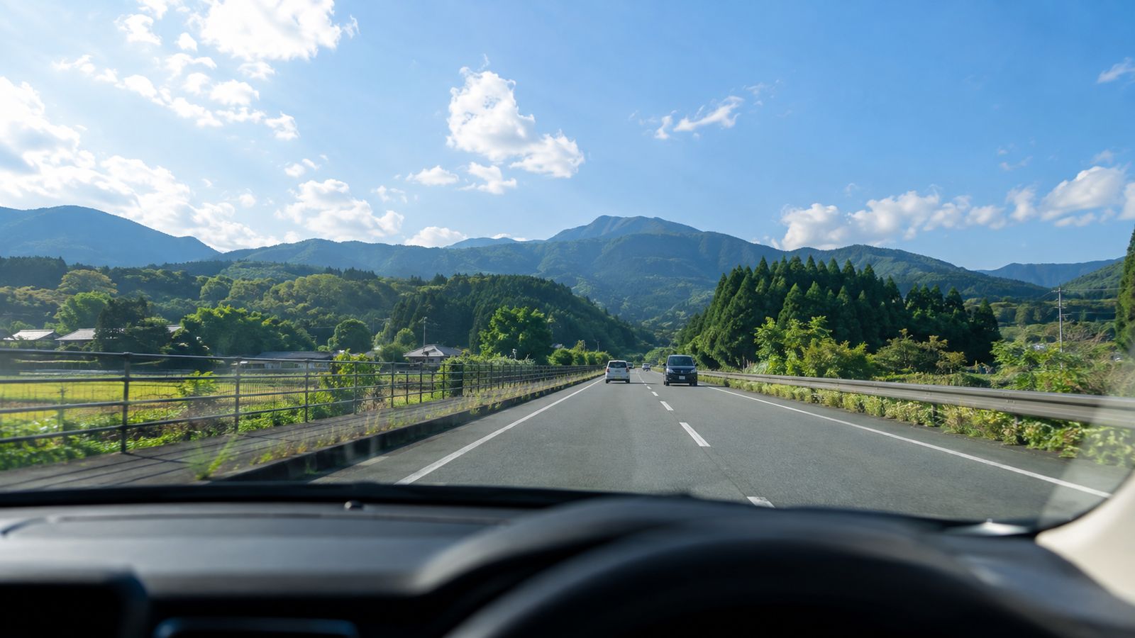 山へ向かって延びる道路