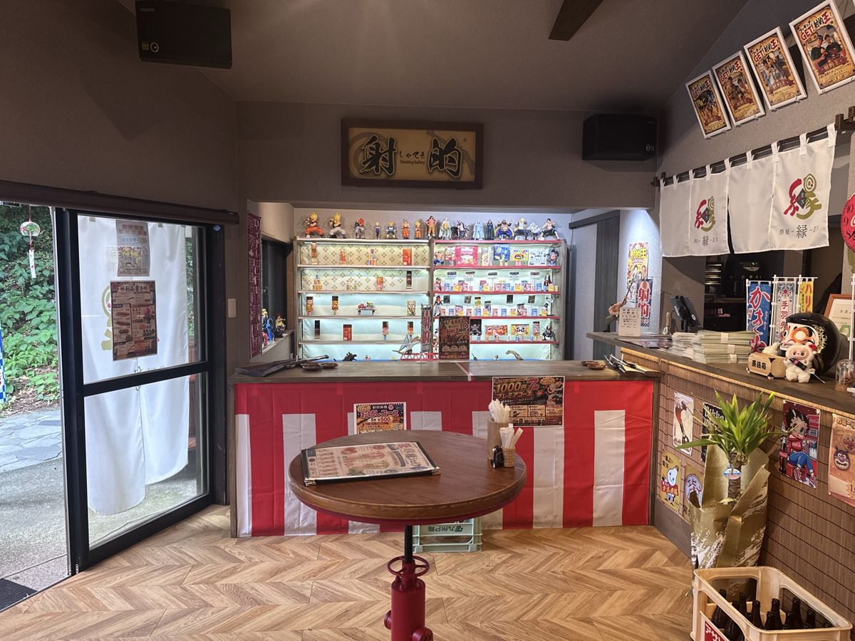 「祭屋 縁」の店内。射的の景品が棚に並ぶ(2026年6月、編集部撮影)