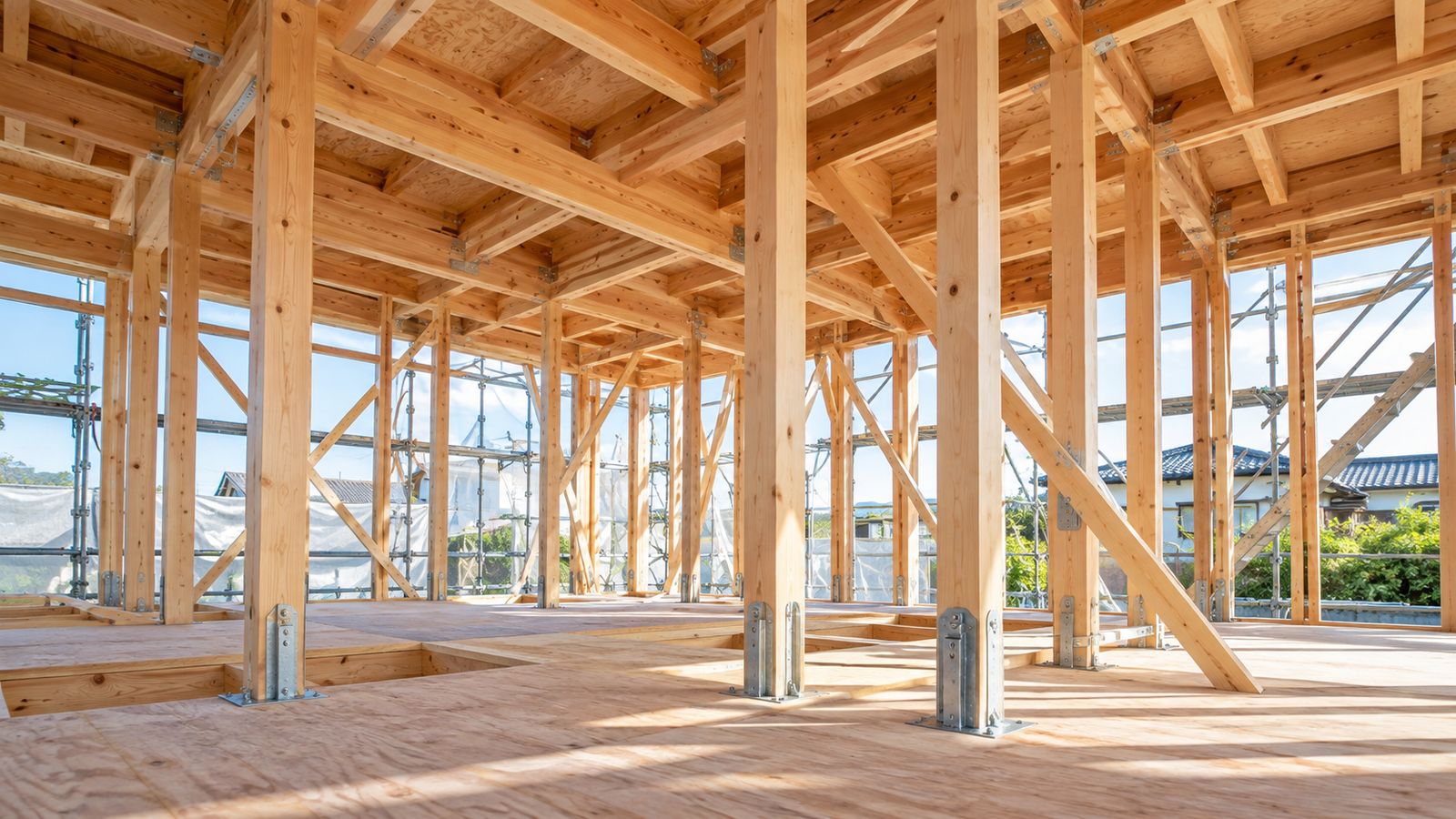 建築中の木造住宅の柱と金物