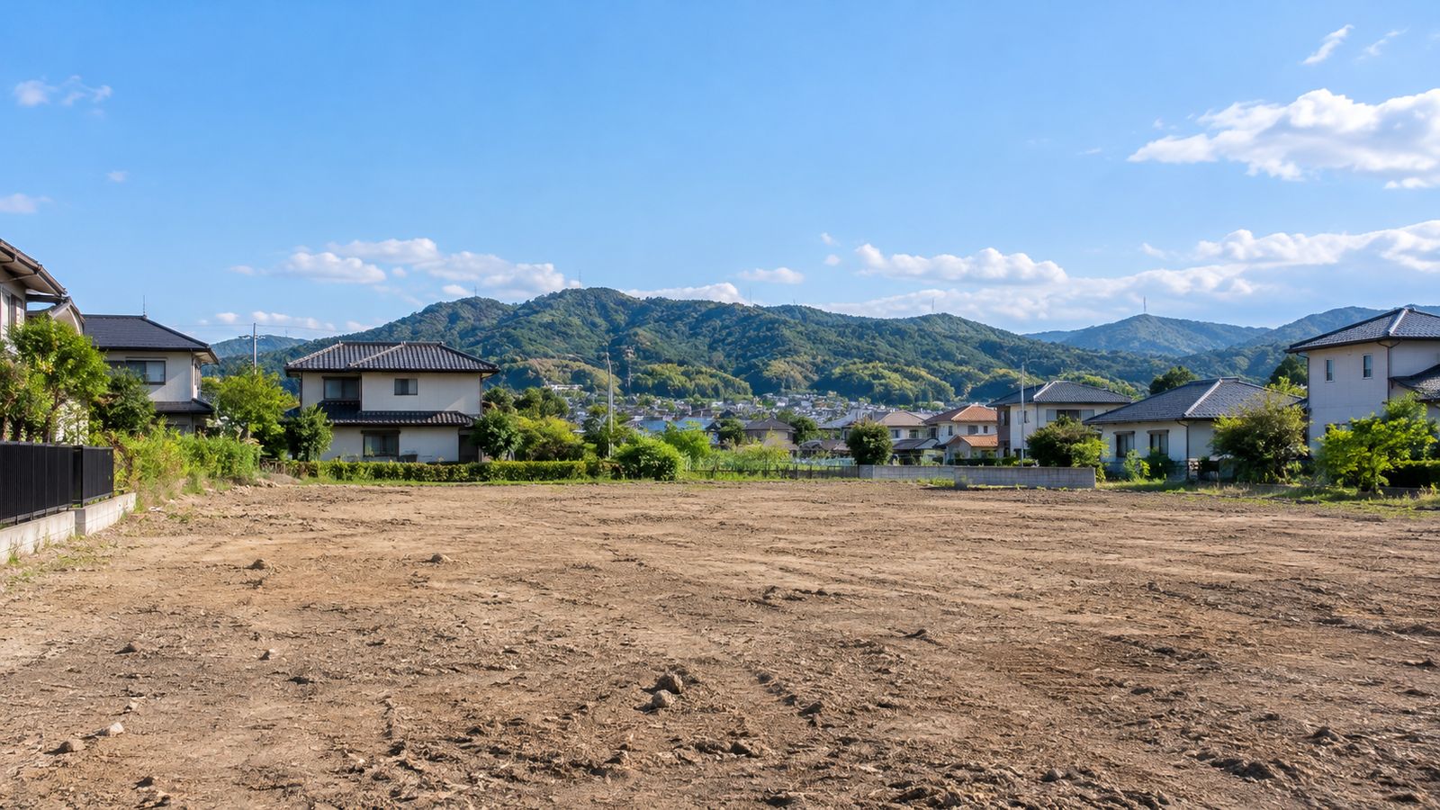 郊外の住宅地のはずれにある更地