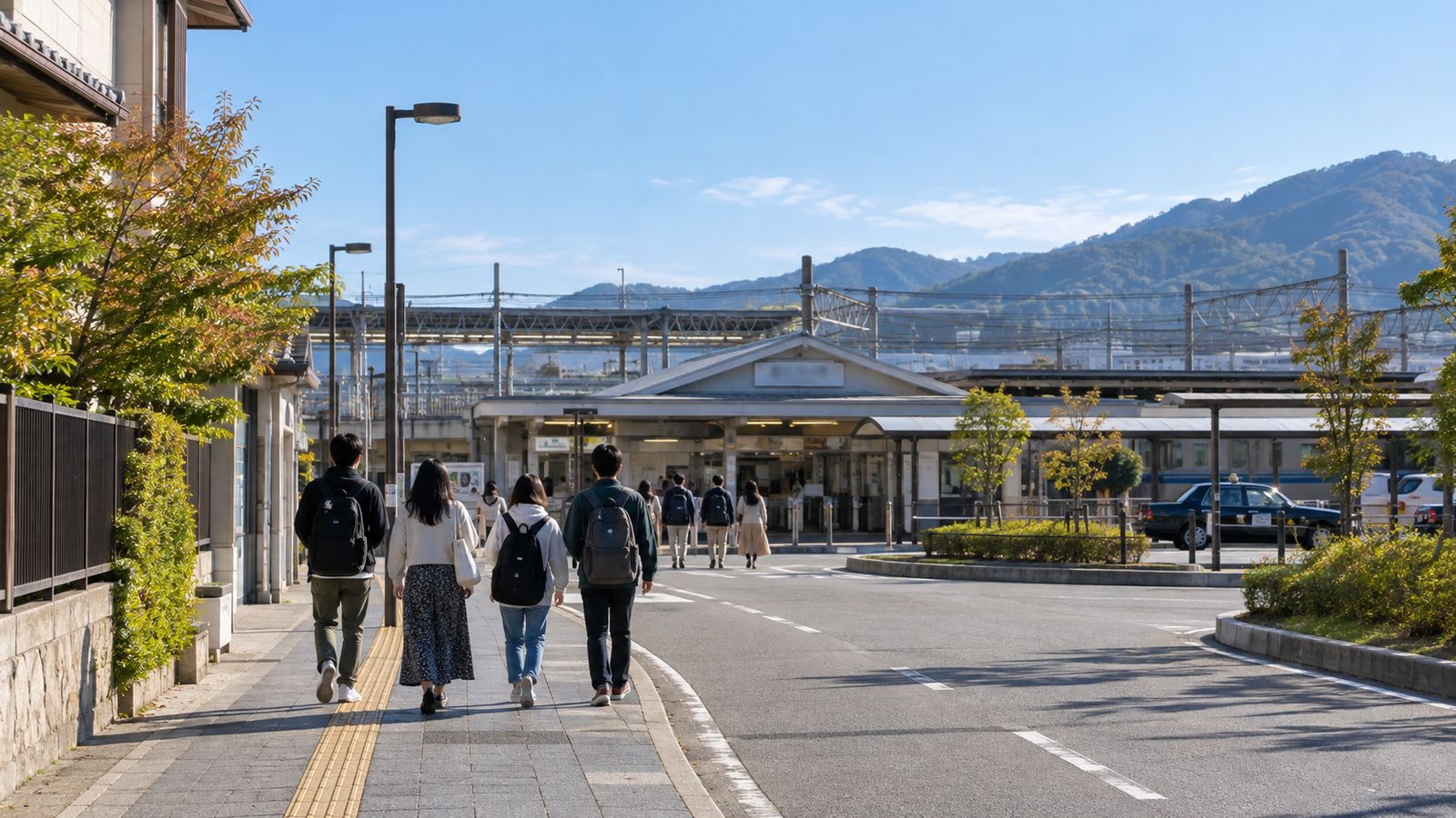 朝の駅前を歩く若い人たちの後ろ姿