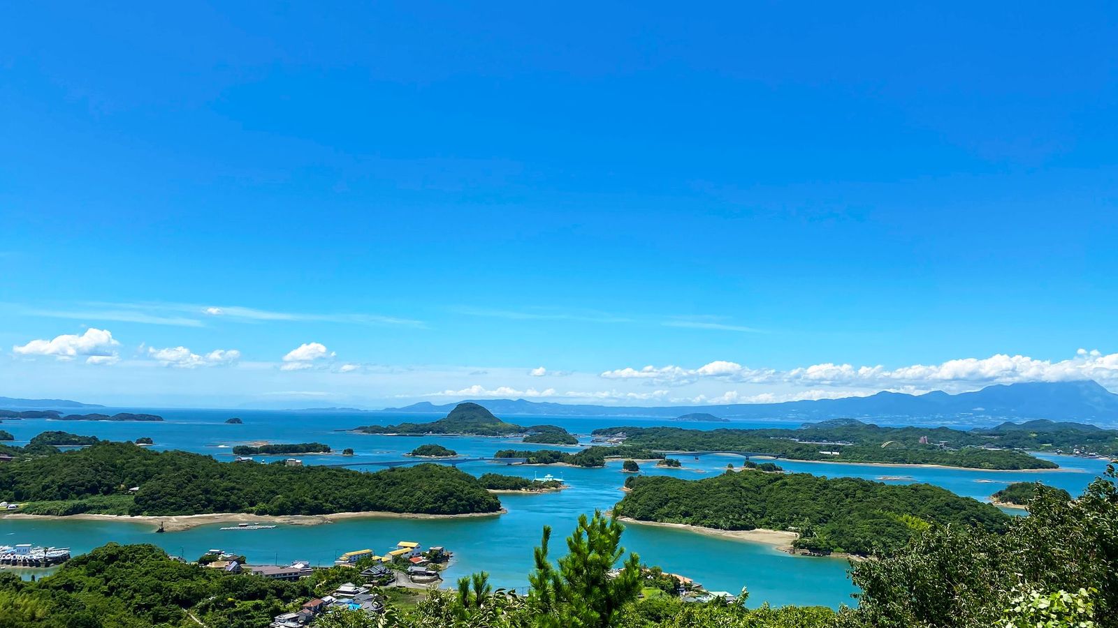 天草の海に浮かぶ島々