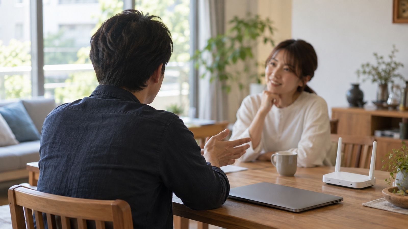 テーブルで話す2人(イメージ)