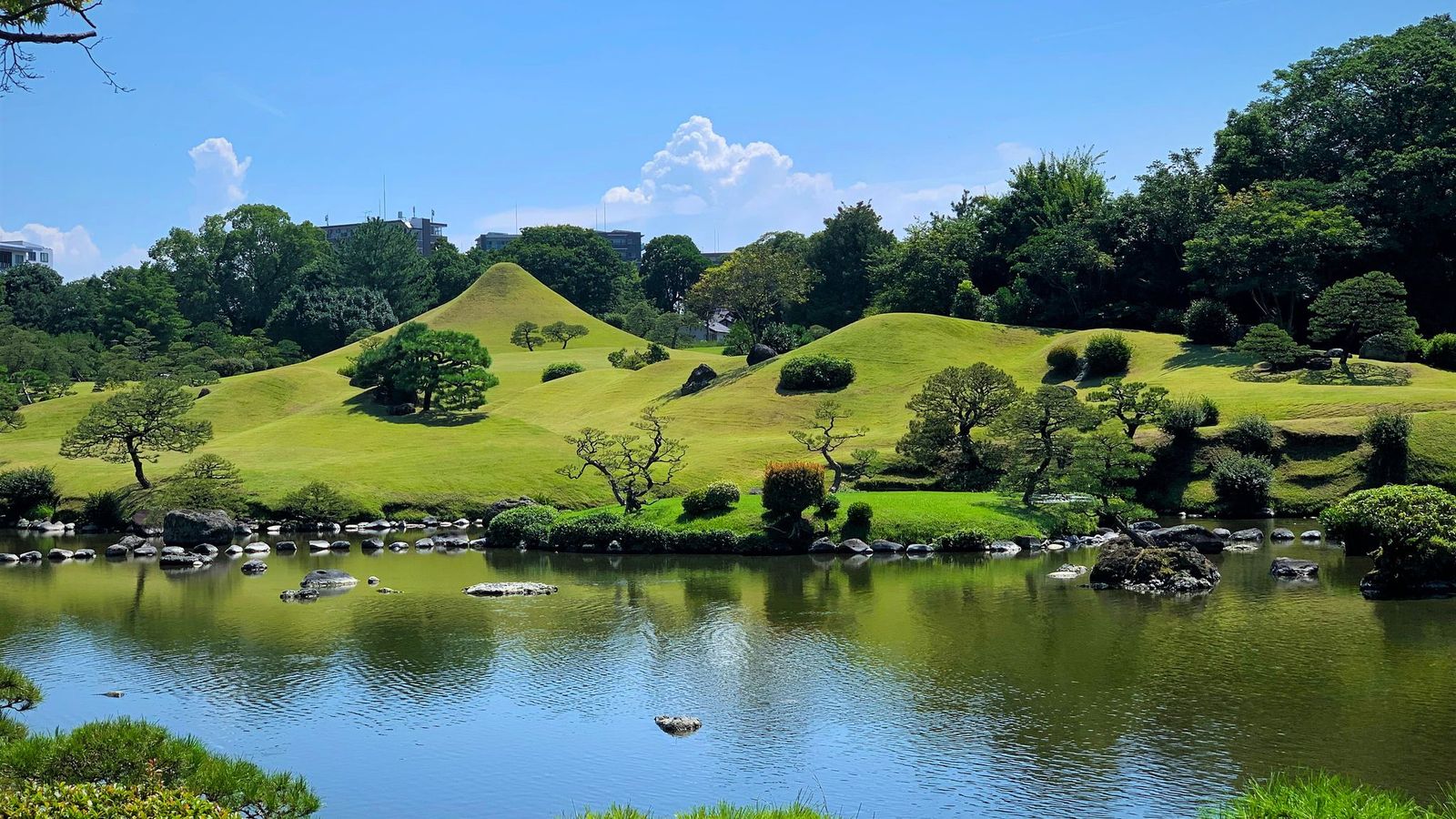 水前寺成趣園の池と築山