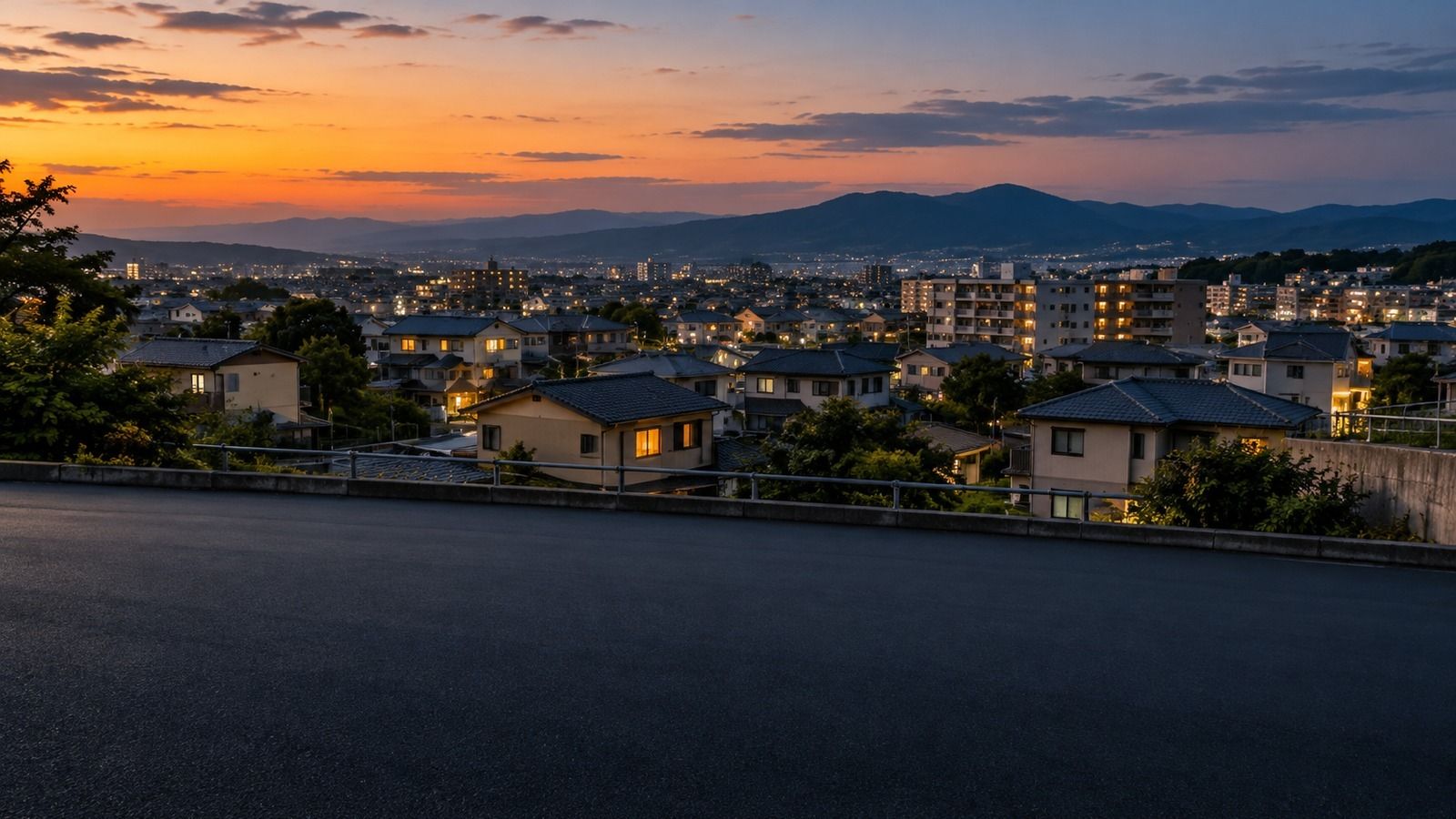 夕方の高台から見た郊外の住宅地と山並み