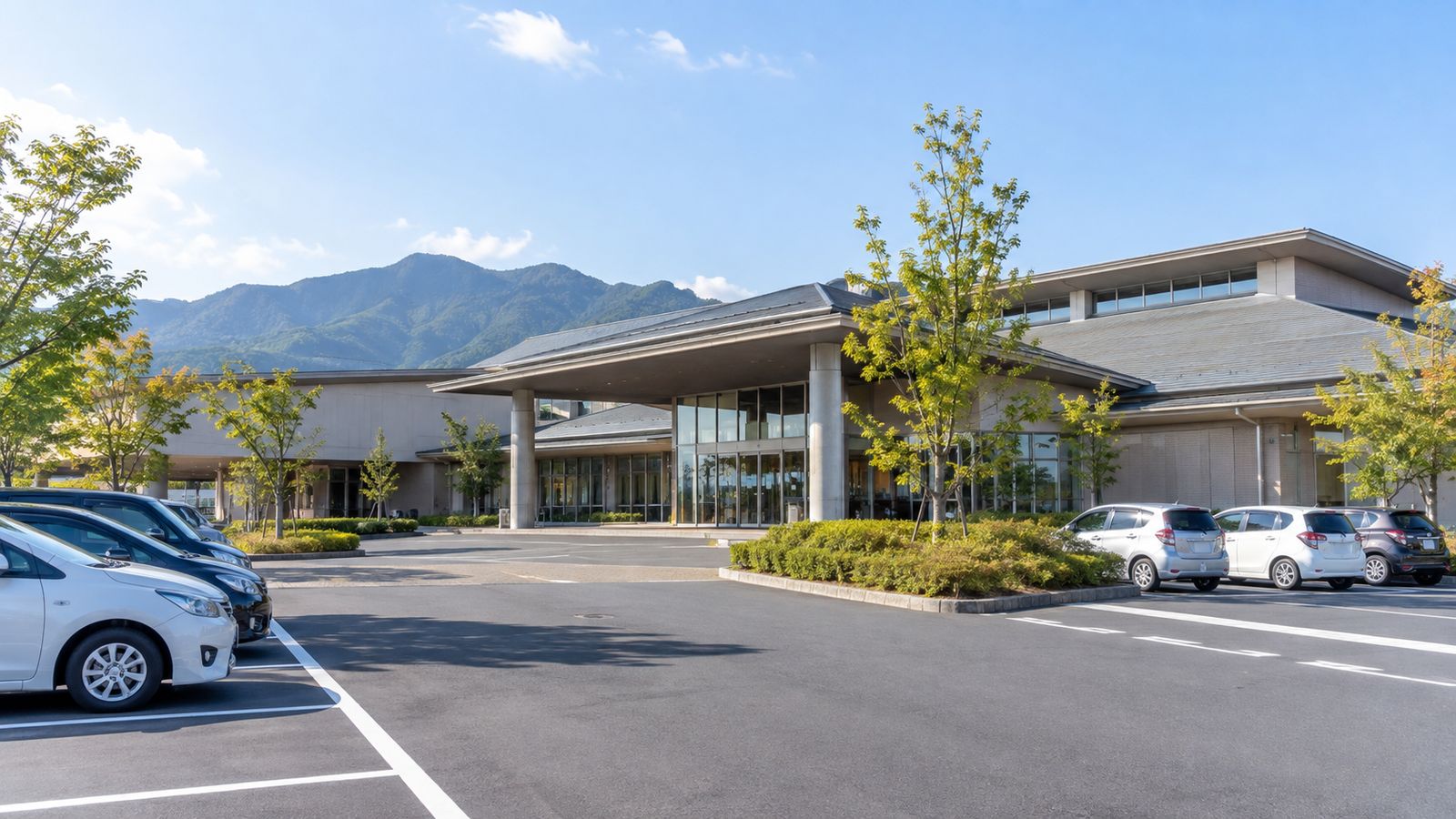 広い駐車場のある郊外の建物