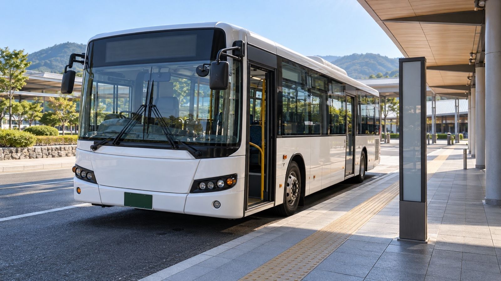 乗り場に停まる白い路線バス（イメージ）