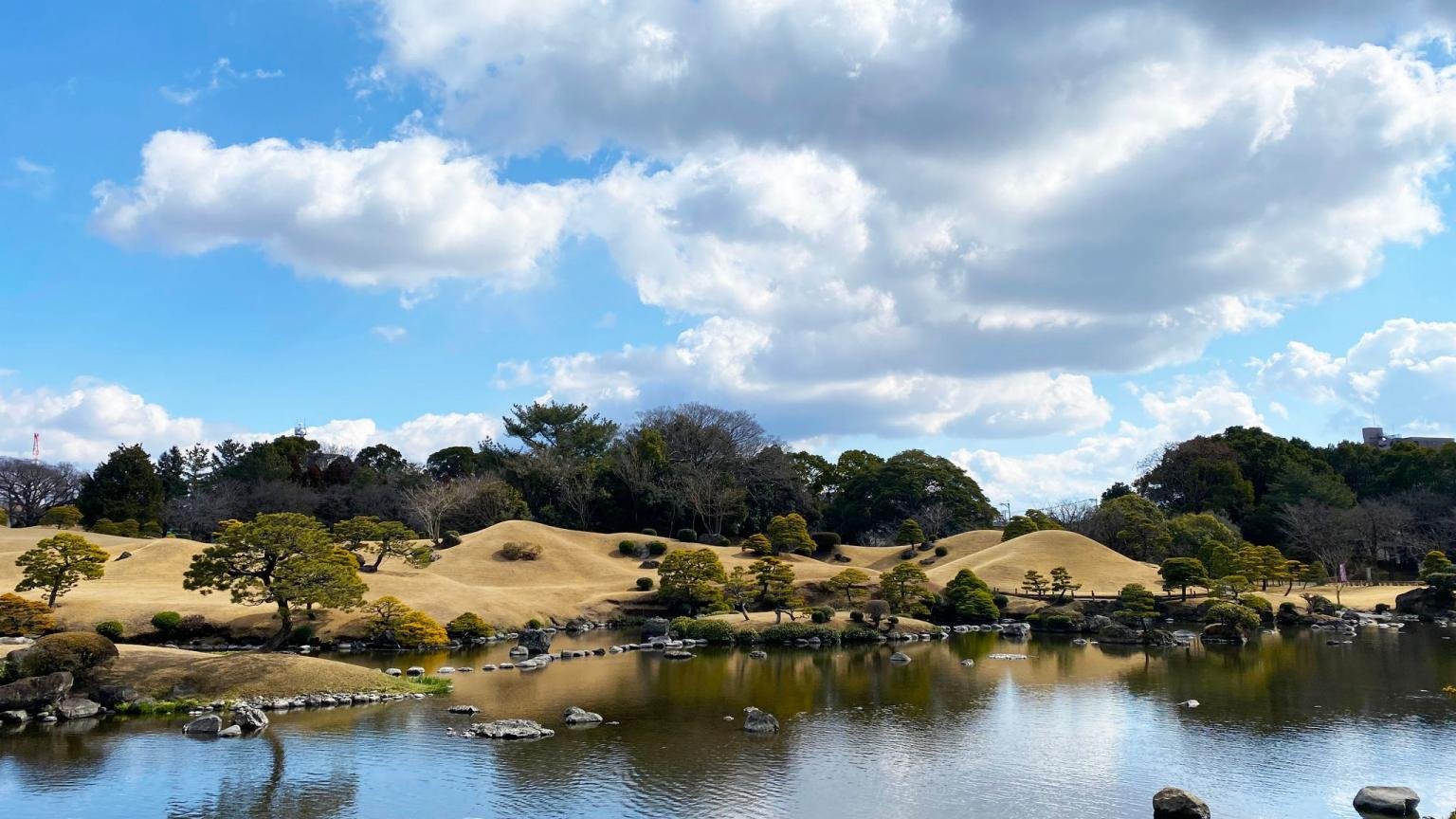 水前寺成趣園の池と築山（写真：©熊本県観光連盟）