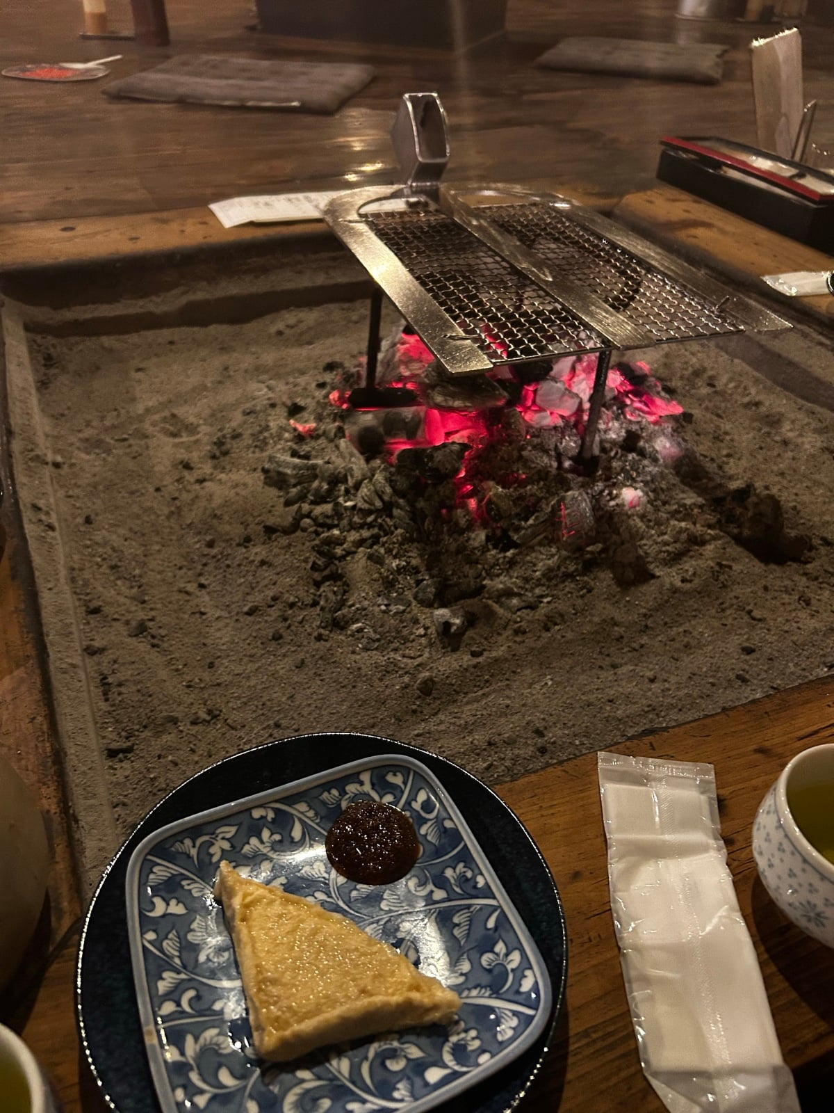 囲炉裏の炭火と、味噌を添えた生揚げ(2026年7月、編集部撮影)