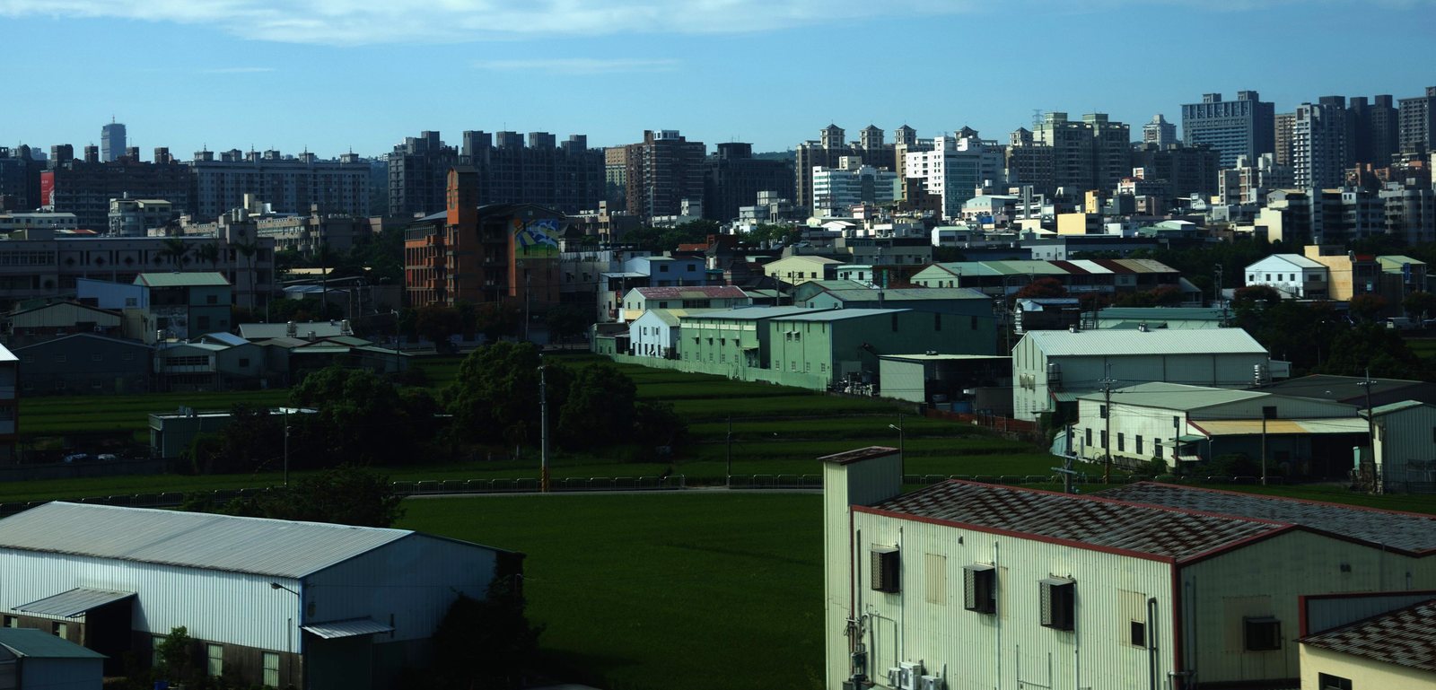 台中市西屯区の農地と工場、奥の高層住宅