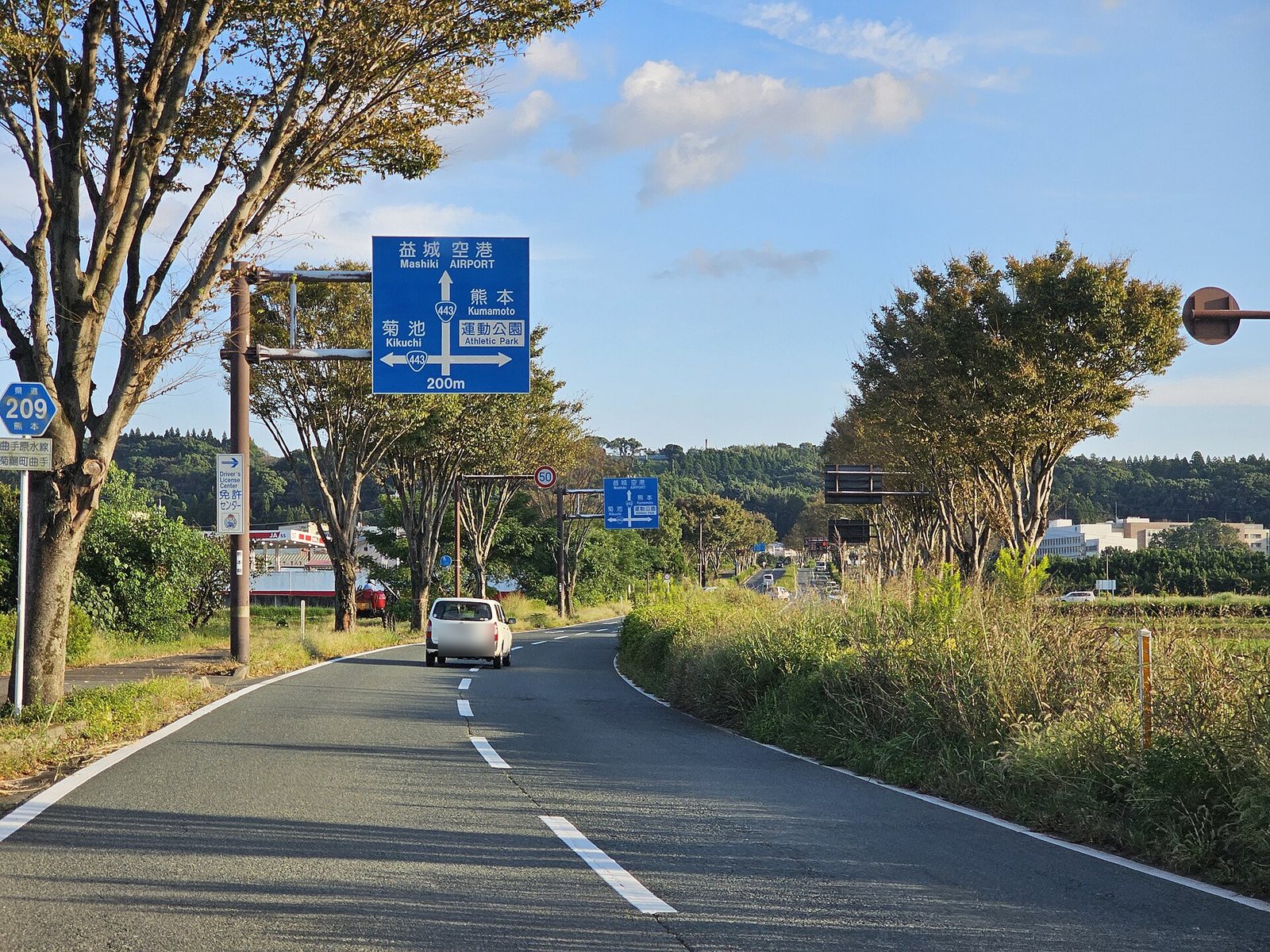 菊陽町曲手の県道209号と空港方面の案内標識