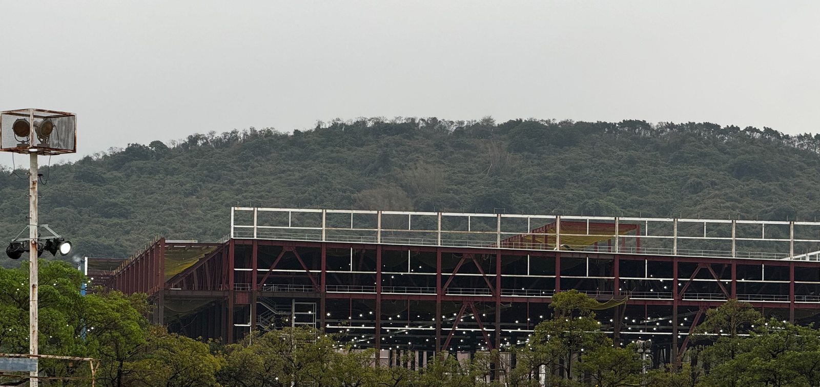 建設中の tsmc の工場(高雄市楠梓区、2024年4月)。写真:Thingreenline4546/CC BY-SA 4.0(Wikimedia Commons)、一部を切り抜き